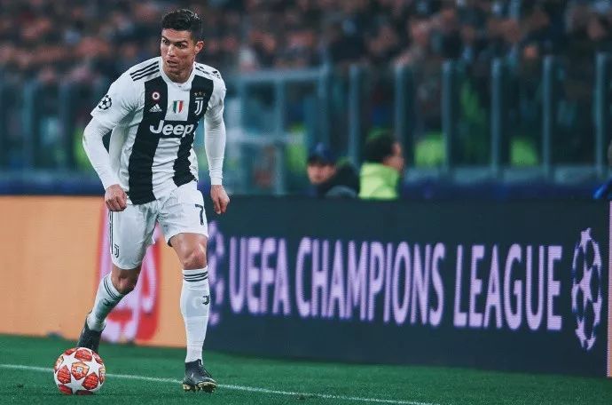 以他为轴心 以他为轴心